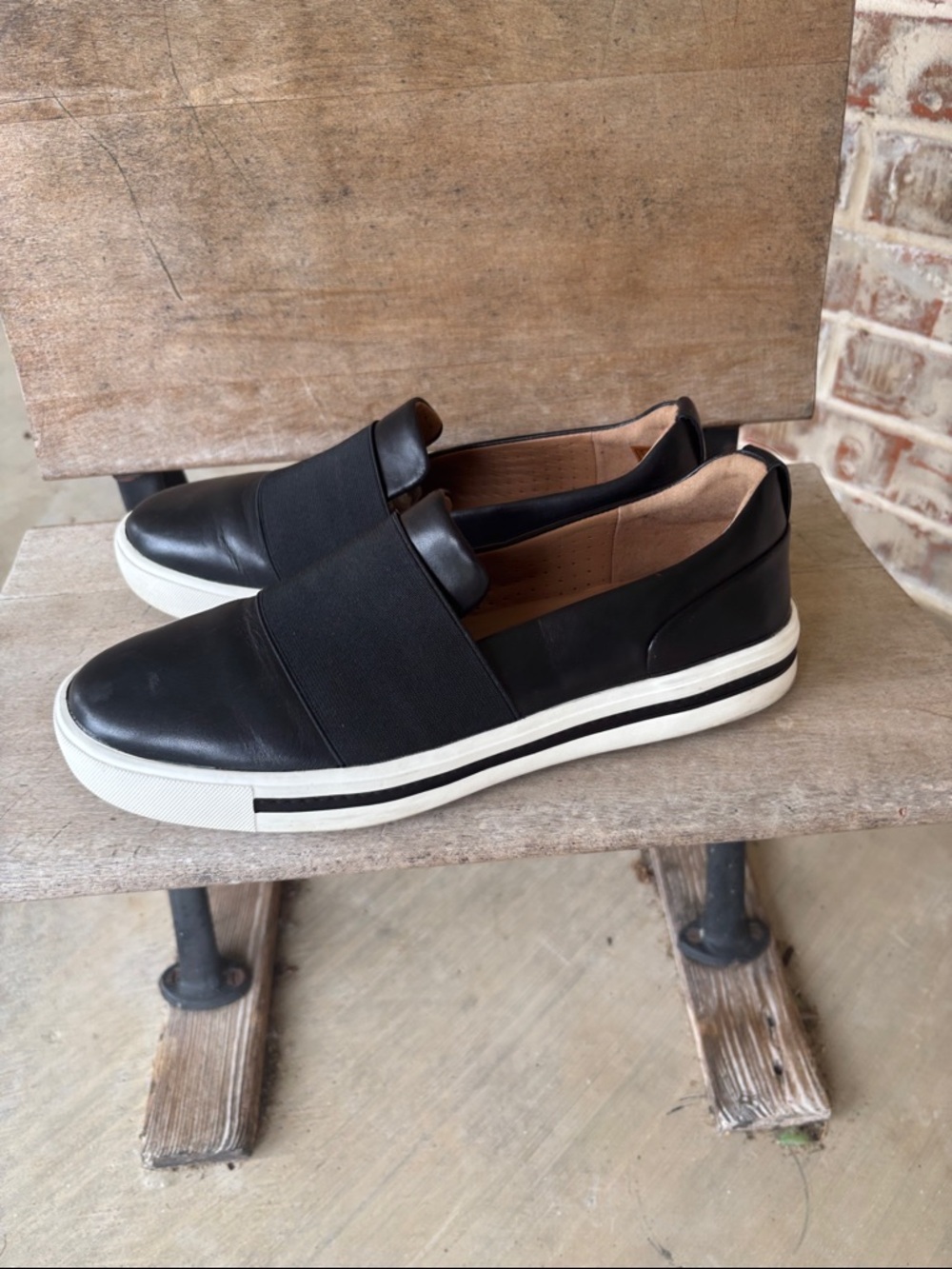 Clarks Un Maui Step Black Leather Slip-on Sneakers
